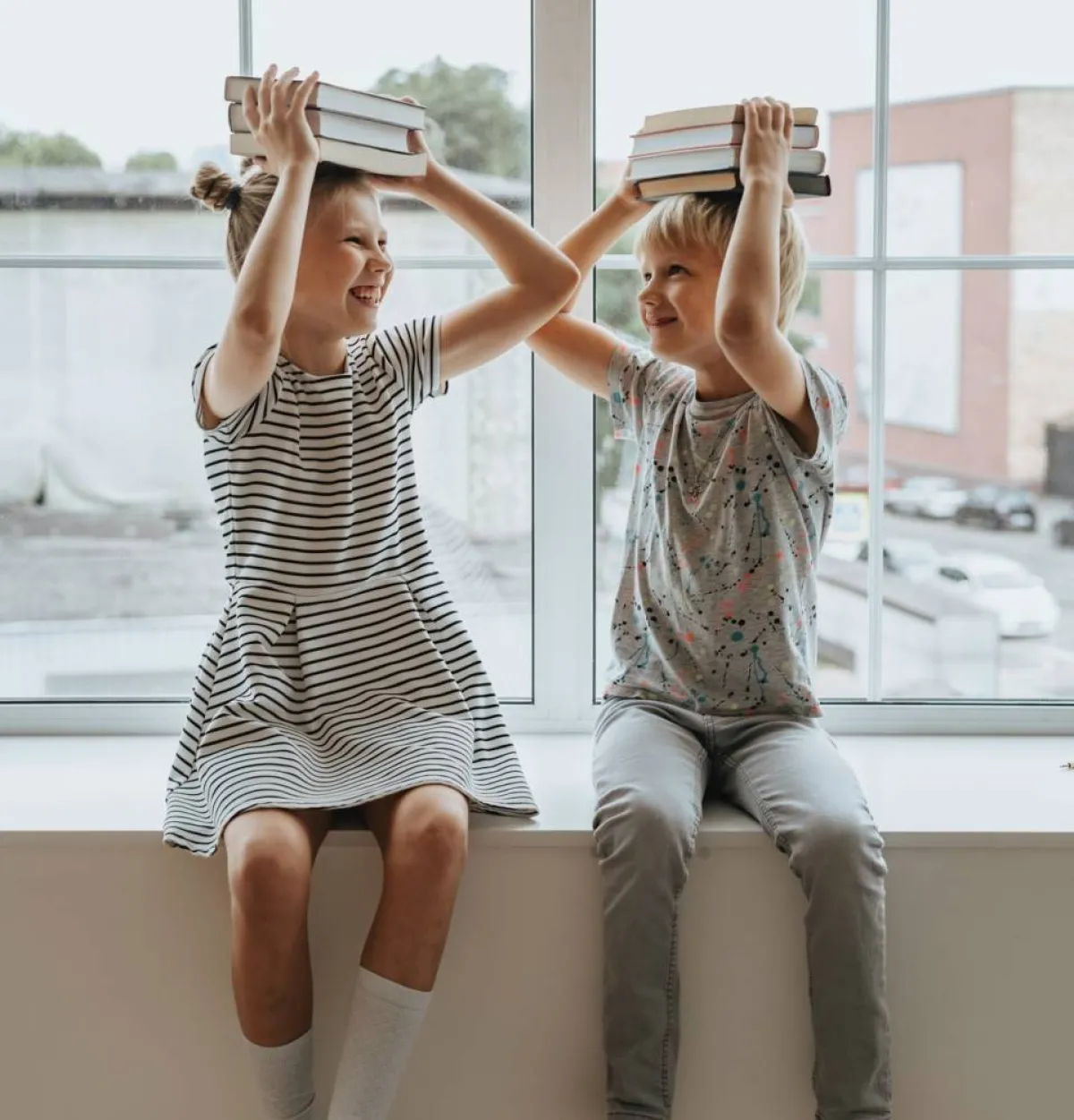 صورة لتوأم يحملان الكتب