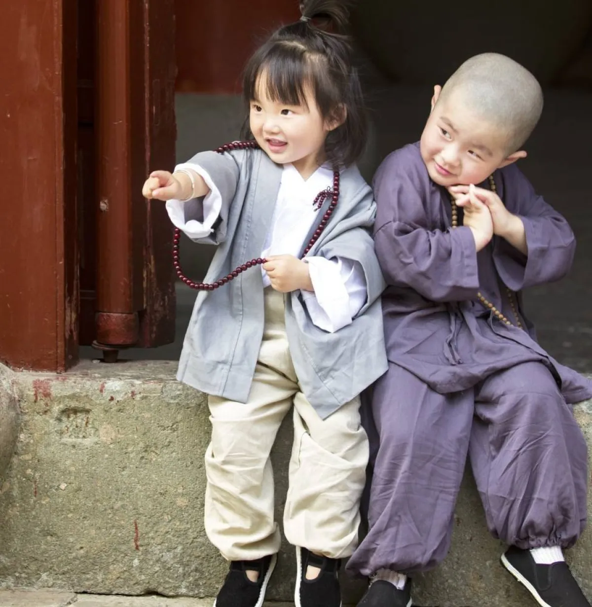صورة لطفلين آسيويين