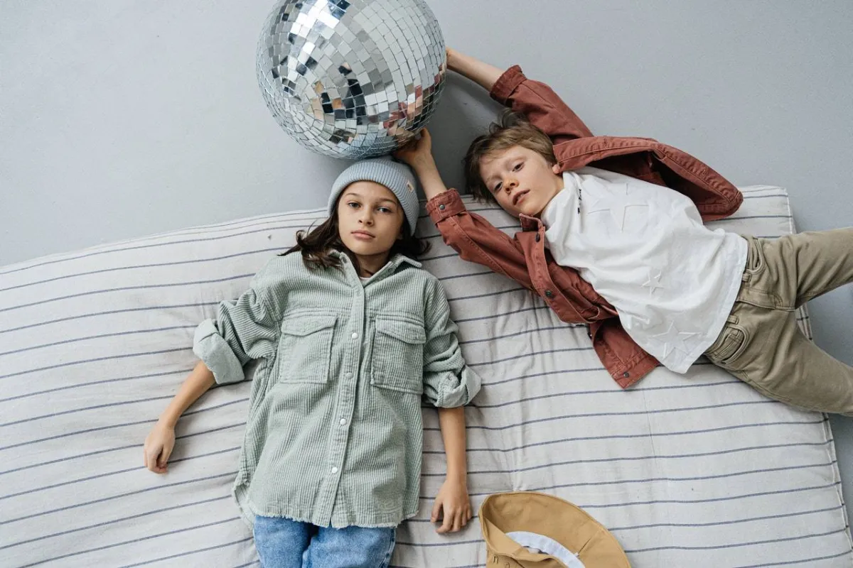 صورة لتوأم مستلقيان