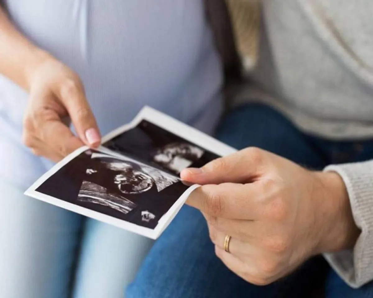  صورة لحامل تشاهد الموجات االصوتية الخاصة بها