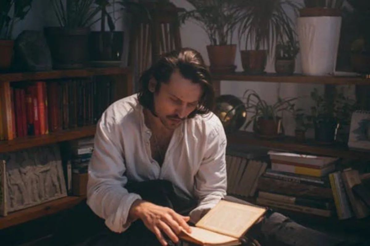 العلاقة بين الشعر والنظم علاقة تباعدية