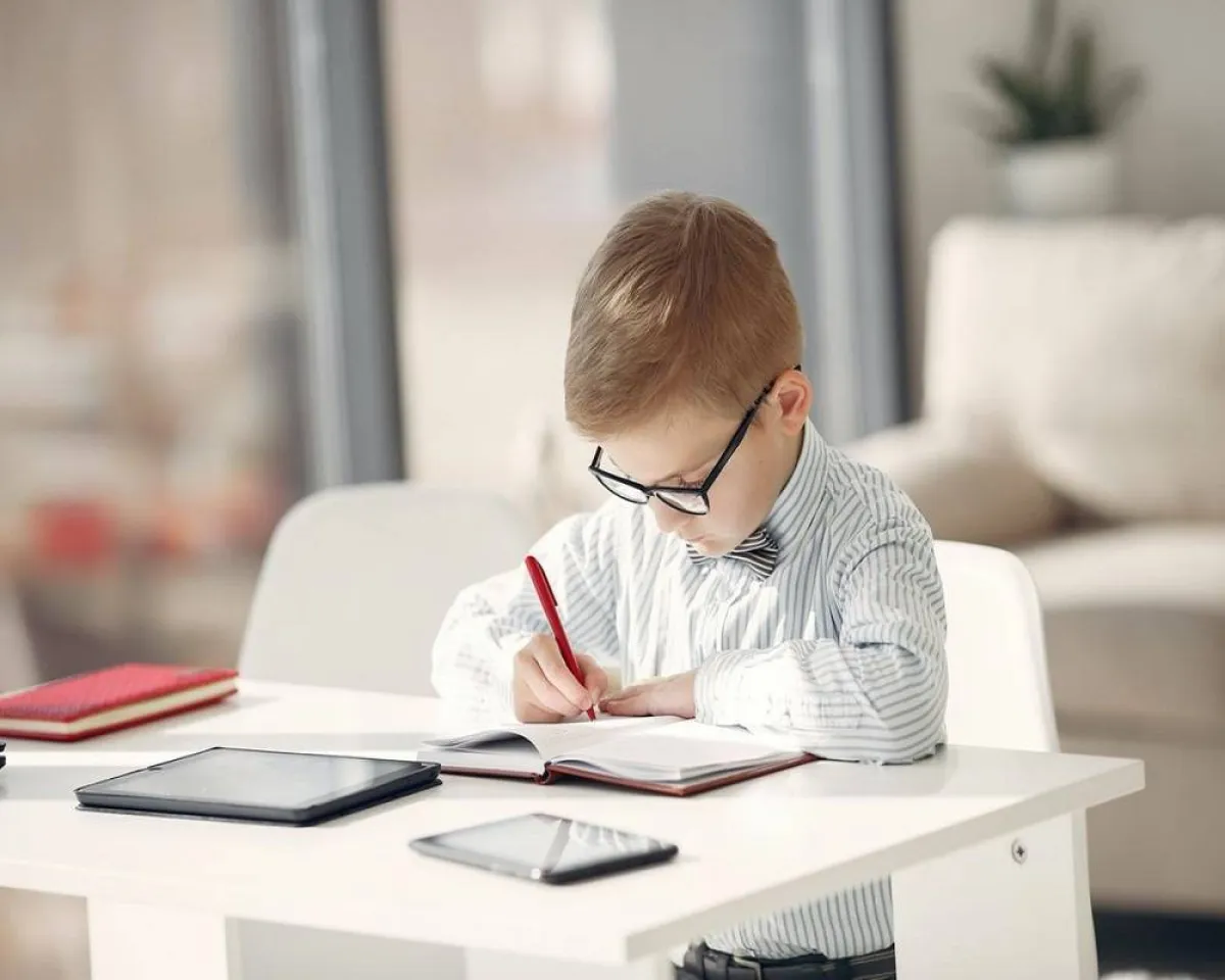 صورة لطفل يقوم بالمذاكرة بمفرده