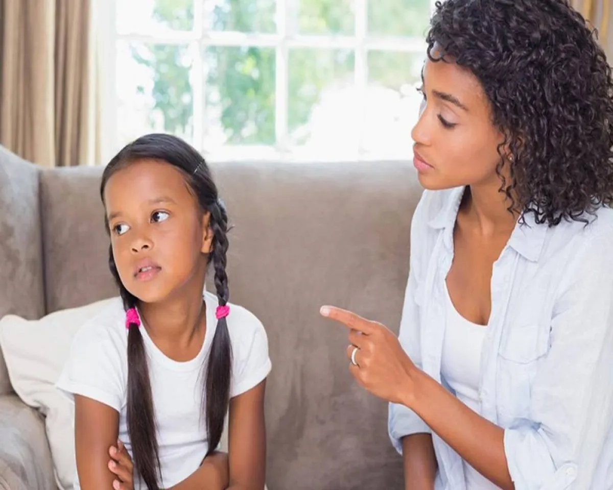 صورة لأم تعاقب طفلتها