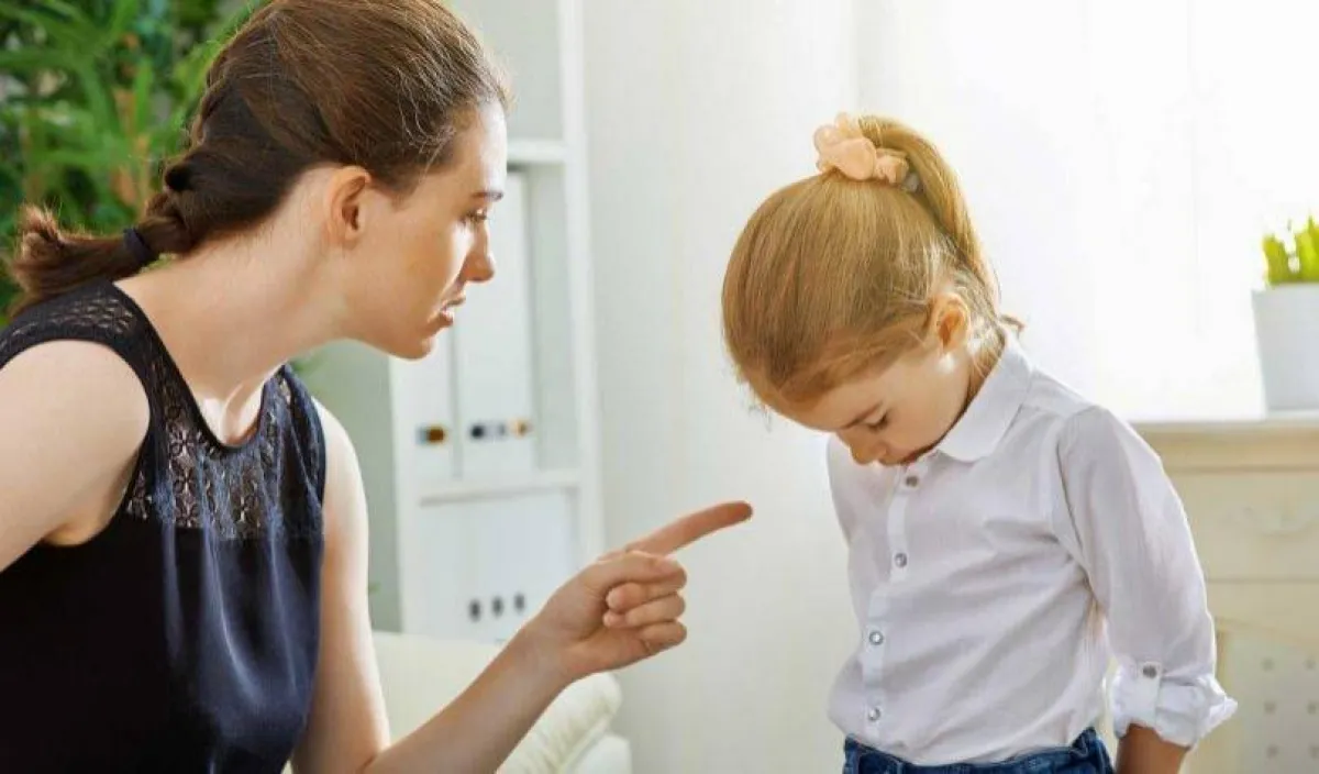 صورة لأم تعاتب طفلتها