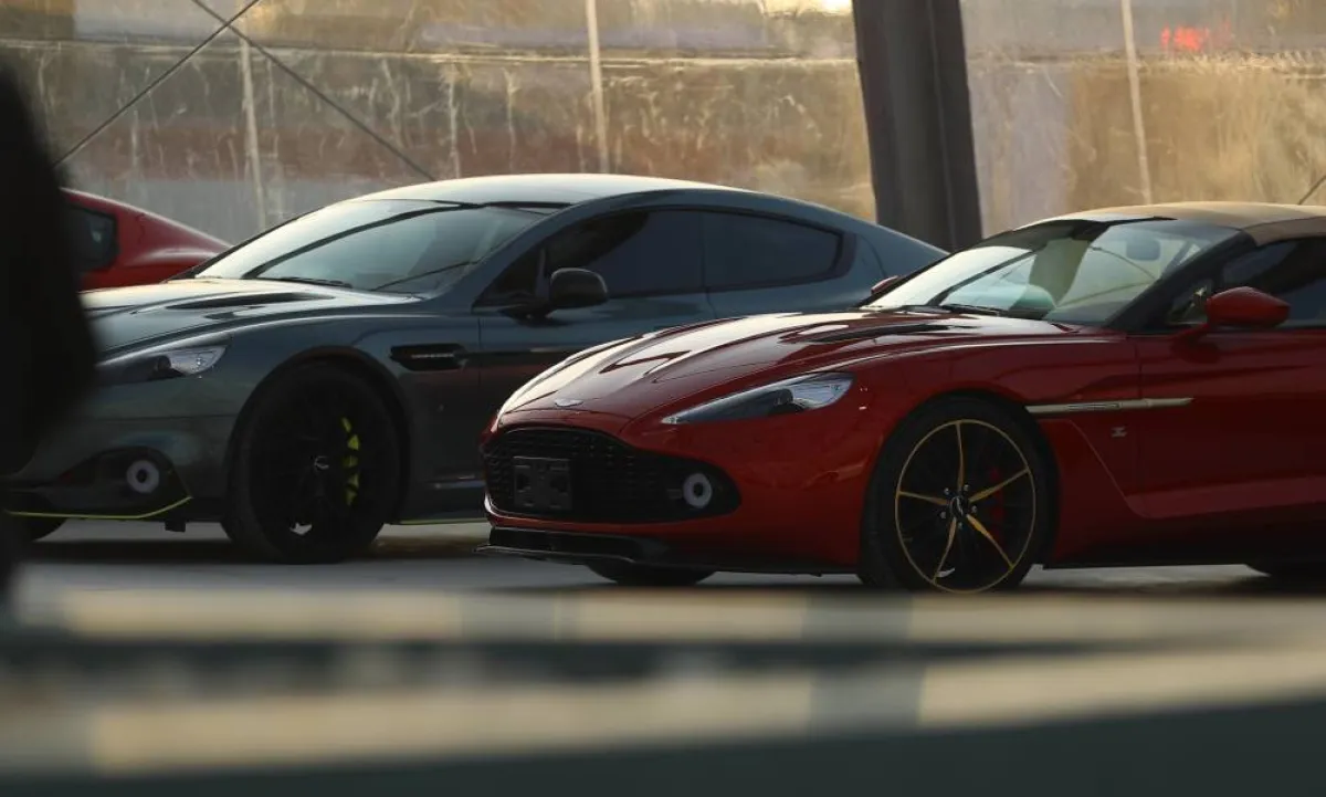 يستقطب عشاق السيارات النادرة والفاخرة من جميع أنحاء العالم