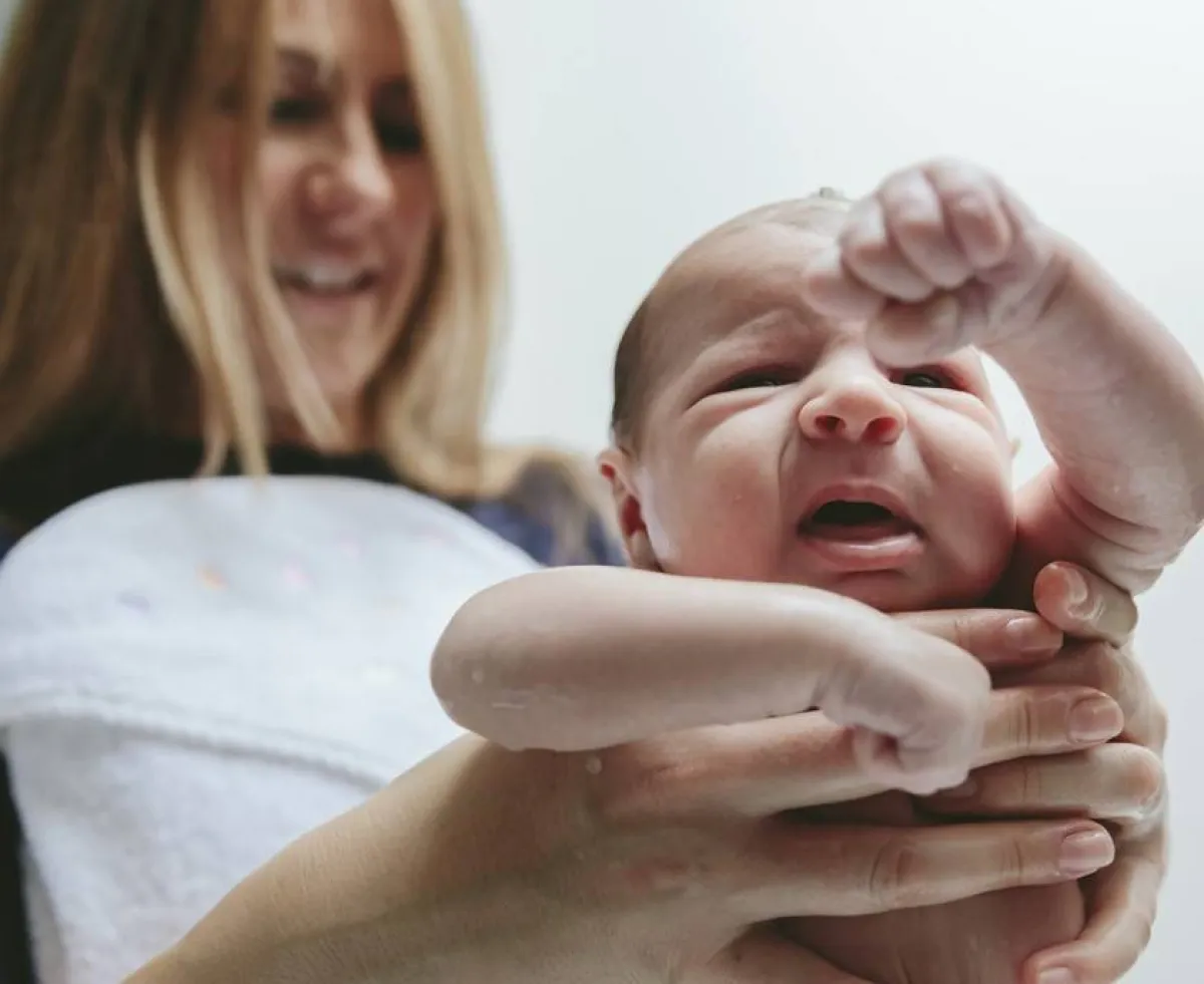 صورة مولود يبكي في الحمام