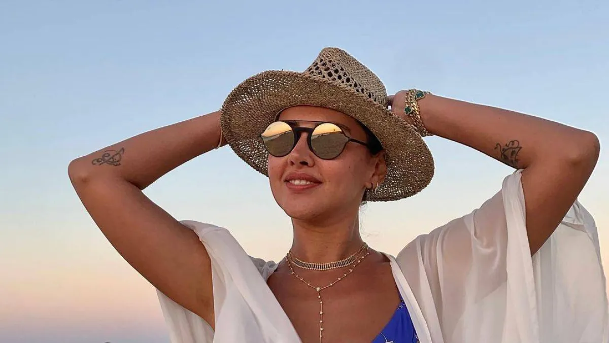 ياسمين رئيس بنظارات شمسية بعدسات دائرية عسلية 