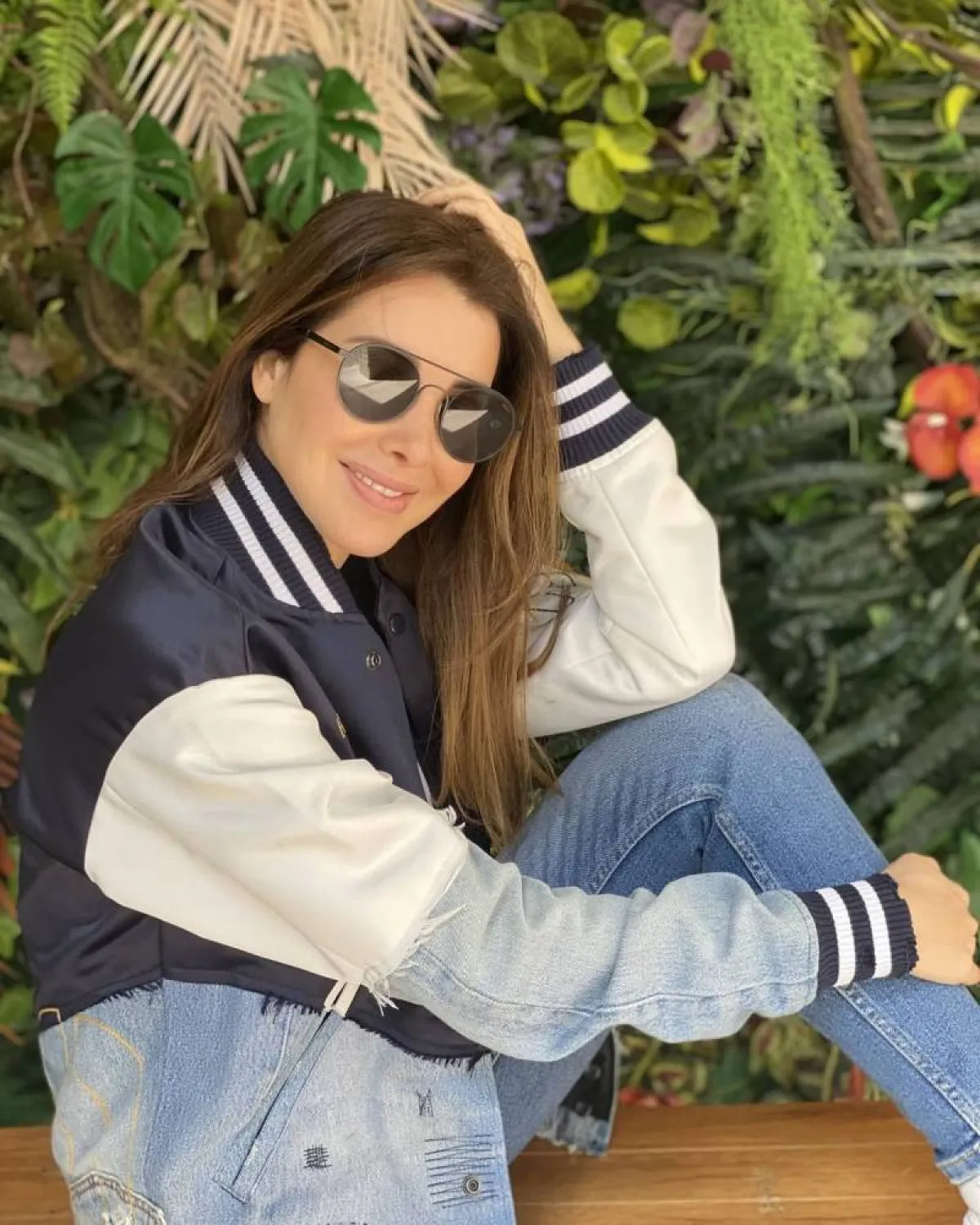 نانسي عجرم بنظارات شمسية مستديرة 