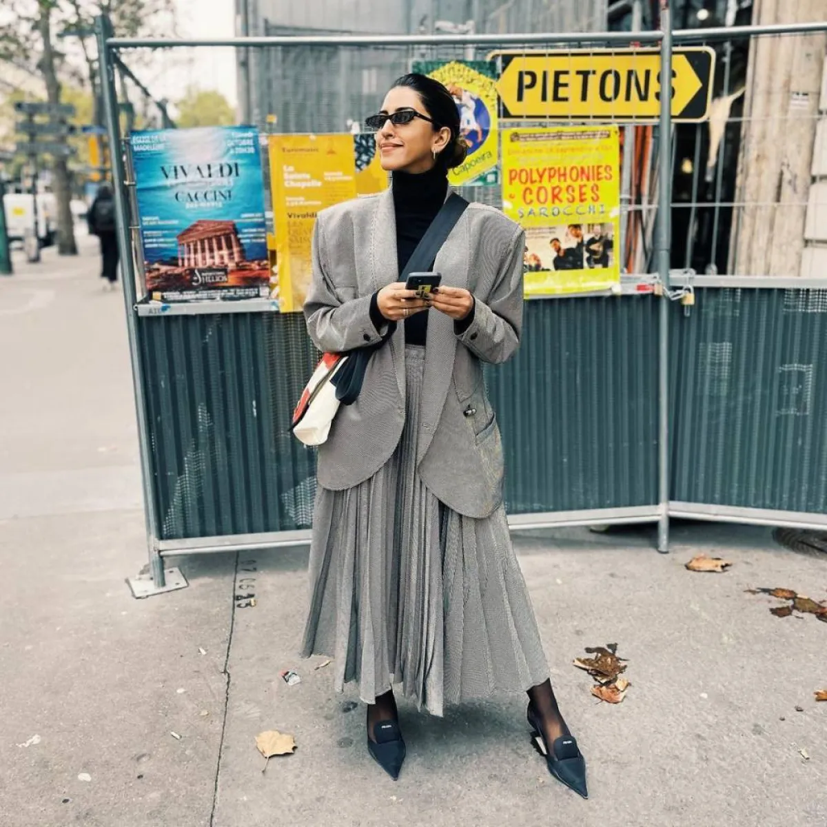 أروى البناوي بتنورة بليسيه مخمل طويلة مع بليزر أوفر سايز