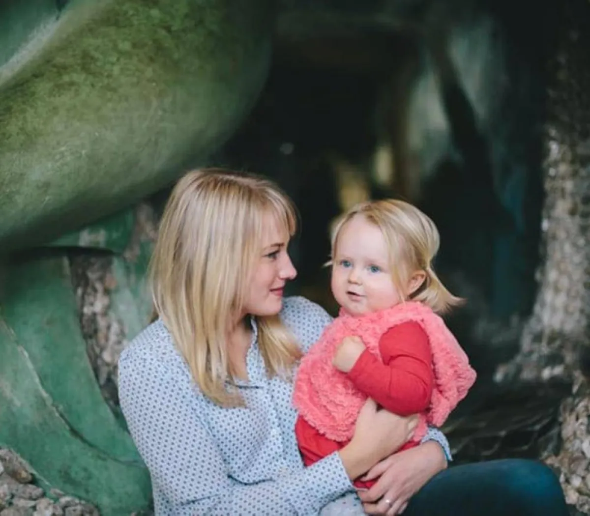 صورة عن لغة حب مشتركة بين الأم وطفلها