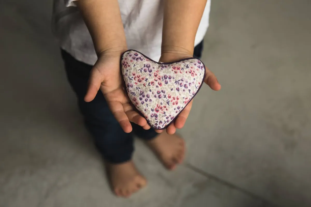 صورة تعبيرية عن قلوب الأطفال