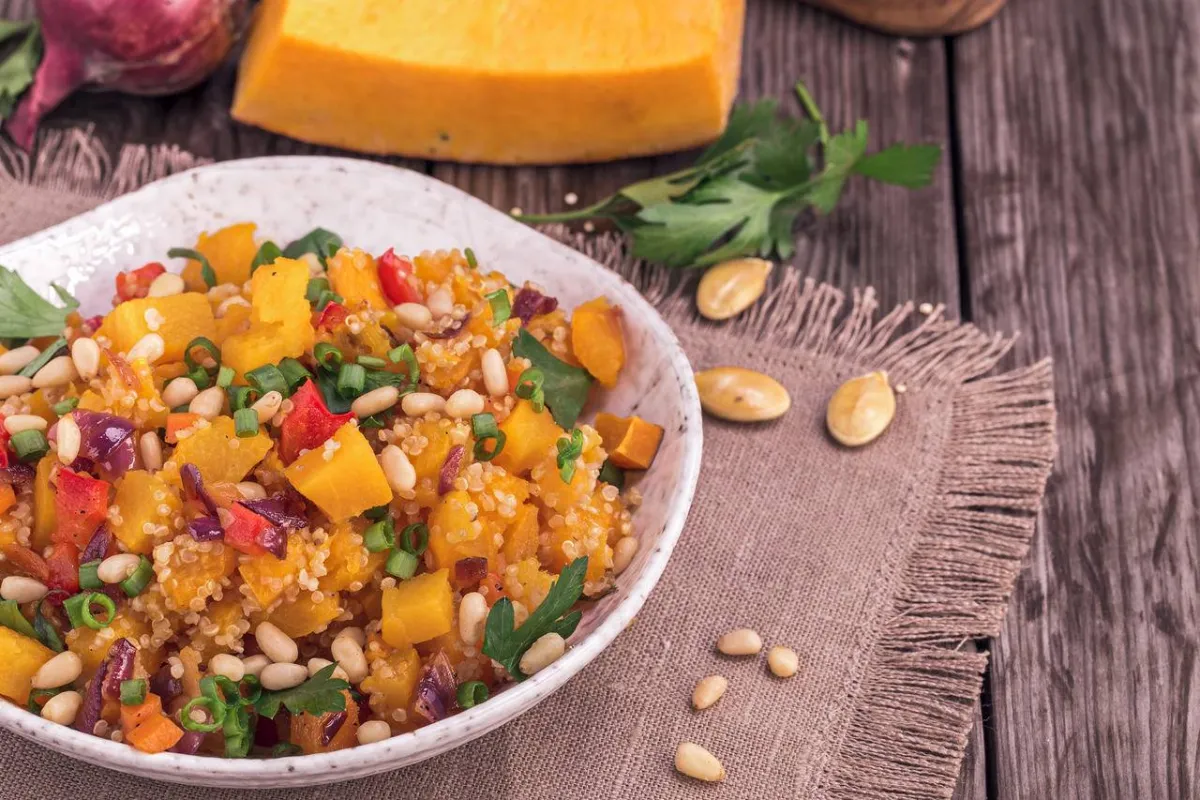 صورة لسلطة الكينوا باليقطين