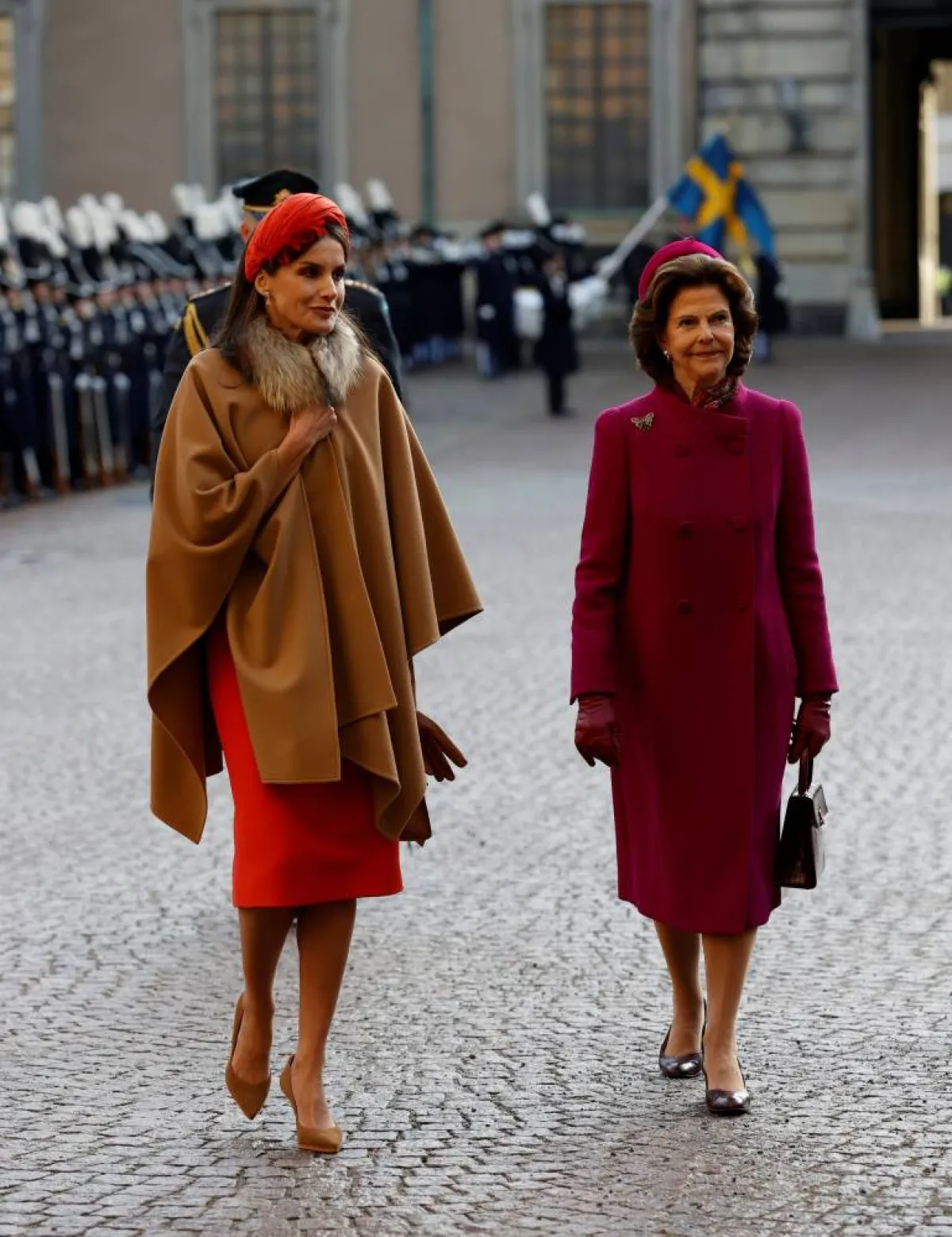 الملكة ليتيزيا مع الملكة سيلفيا- الصورة من موقع Lavanguardia