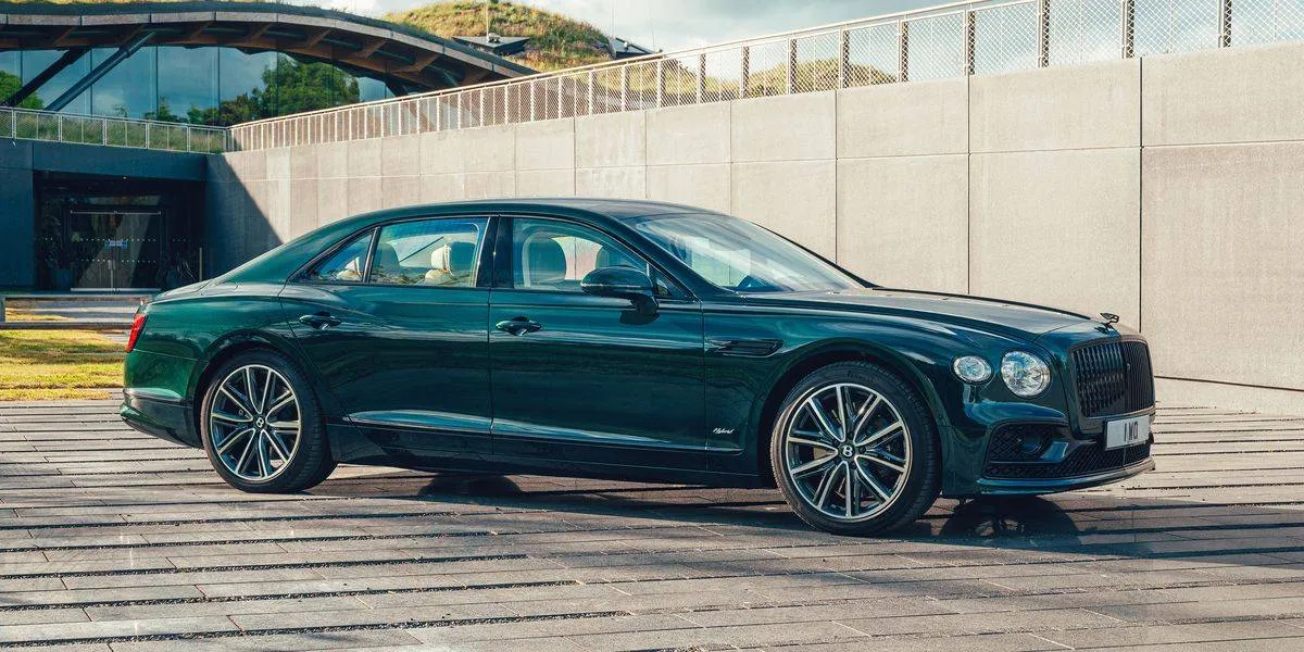  إزاحة الستار عن سيارة السيدان Flying Spur بمعرض دبي الدولي للسيارات 