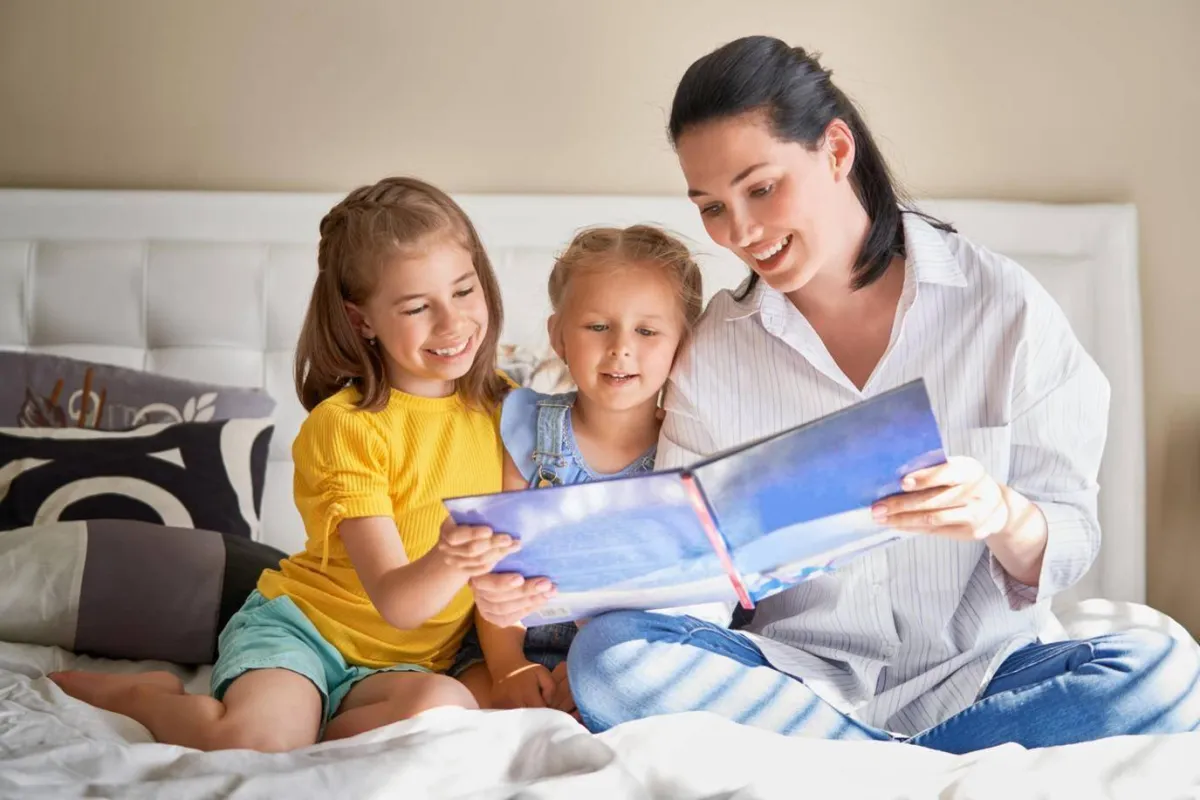 صورة لأم تقرأ قصة لطفليها
