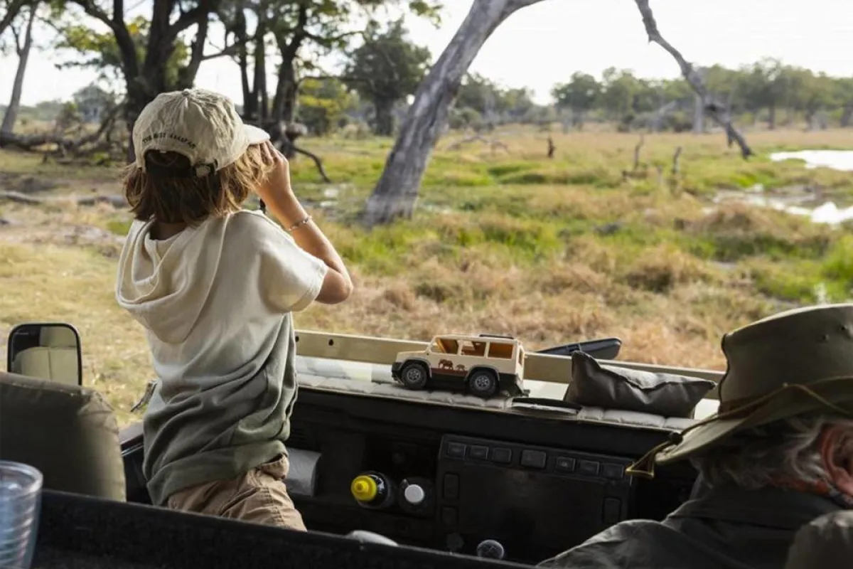 صورة طفل في رحلة سفاري