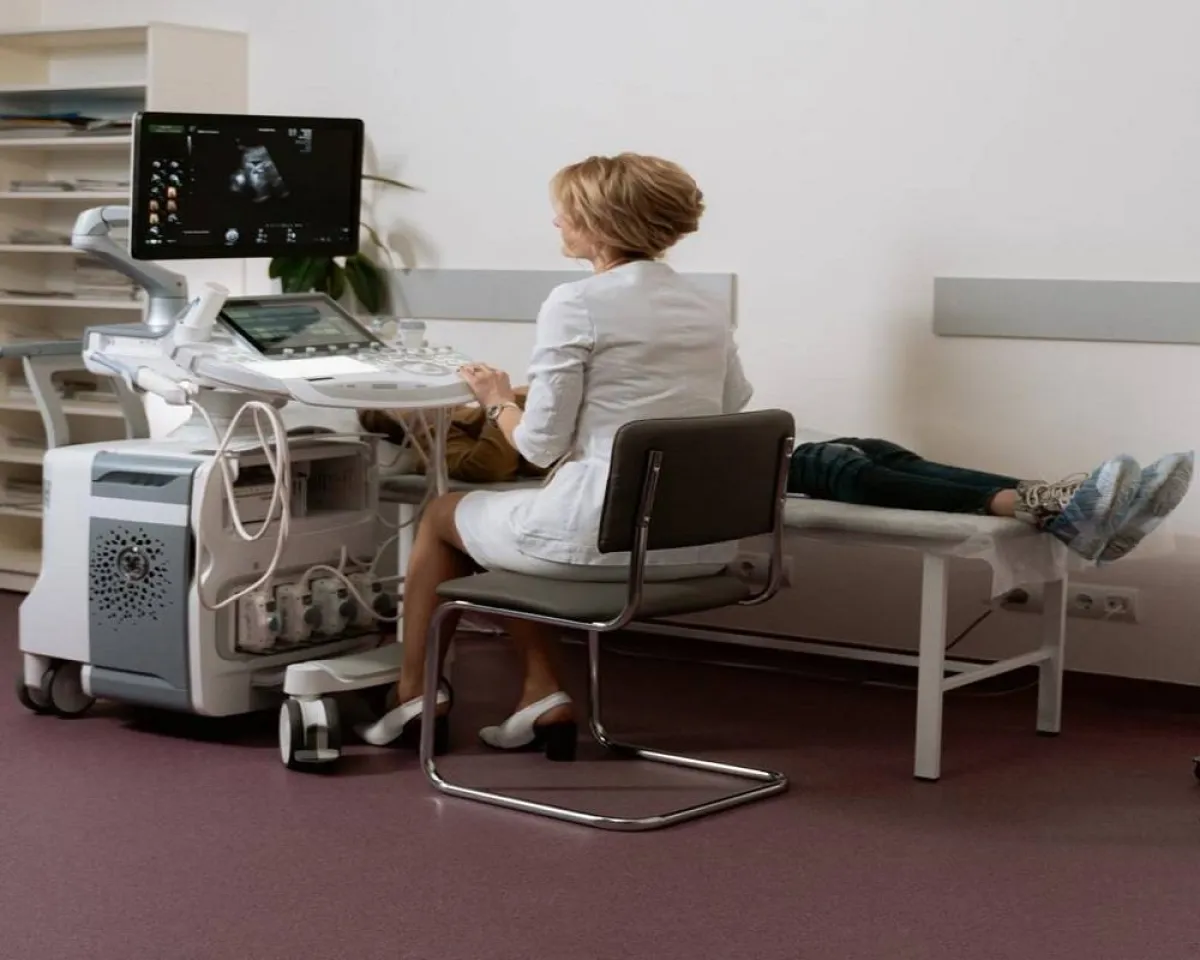 صورة لطبيبة تقوم بالفحص بواسطة الموجات فوق الصوتية 