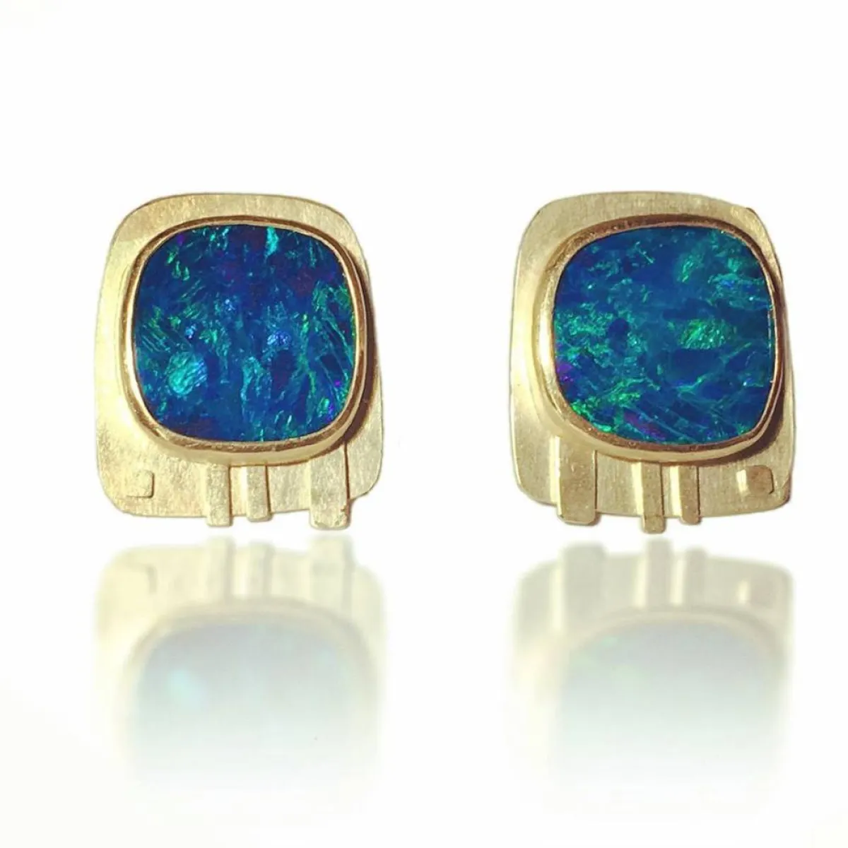 أقراط ذهبية بأحجار الأوبال من AMY  ROPER LYONS