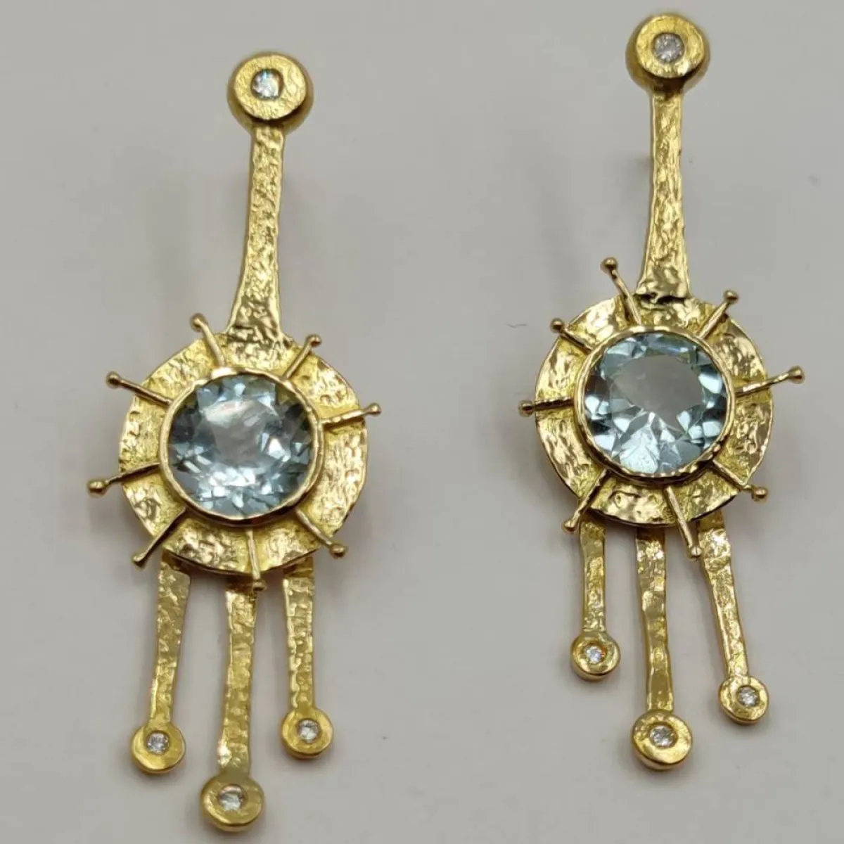 أقراط من الذهب الأصفر والتوباز لـ MMARTE Jewellery