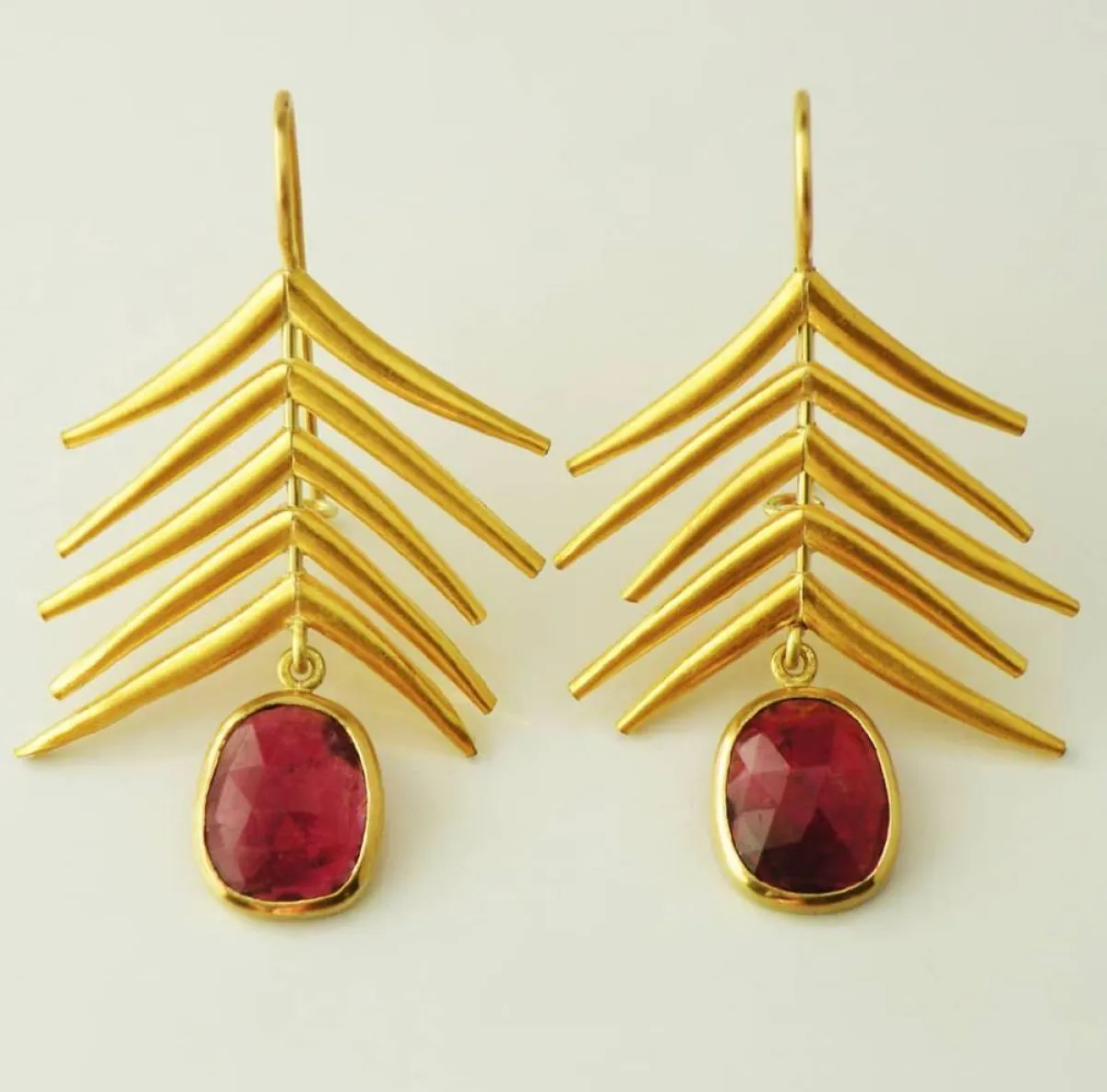 أقراط من الذهب الأصفر والترومالين من Chris Carpenter