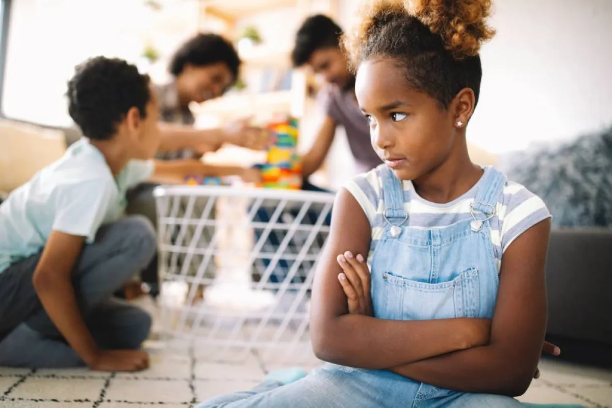 صورة لفتاة غيورة وغاضبة