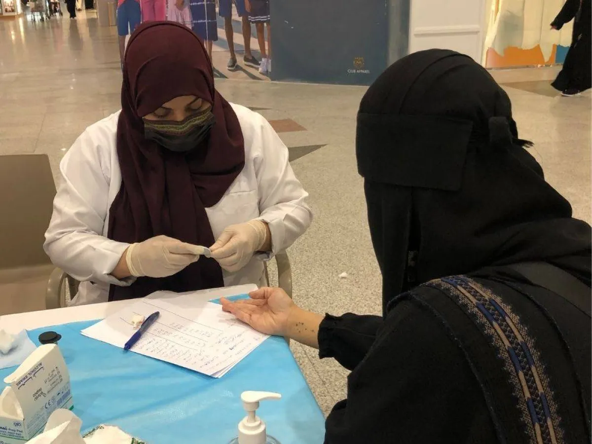 فحص السكر في فعالية اليوم العالمي للسكري بدارين مول في الدمام 
