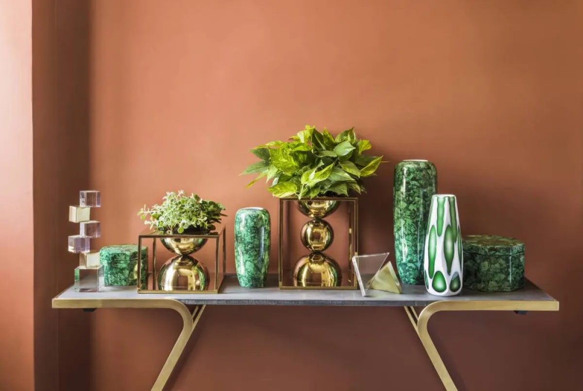 مزيج الأخضر والبرتقالي يشيع شعوراً بالحيويّة والطاقة (الصورة من Indiguo Living) 