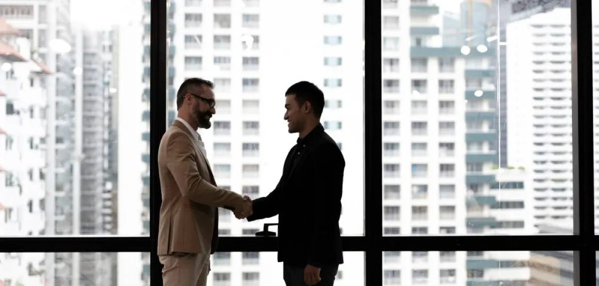 إتيكيت المصافحة للأشخاص الأكبر في المكانة الوظيفية