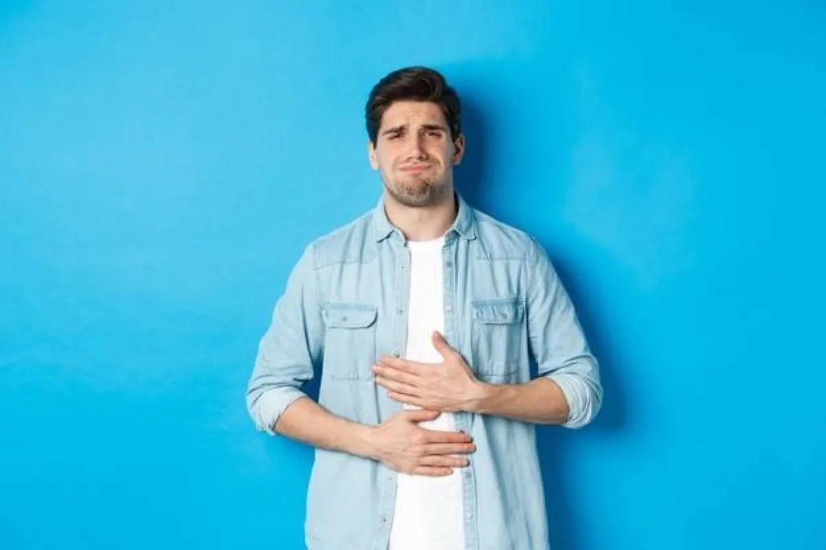 يتسبب الانتفاخ والتهاب المعدة والأمعاء في آلام في أسفل البطن