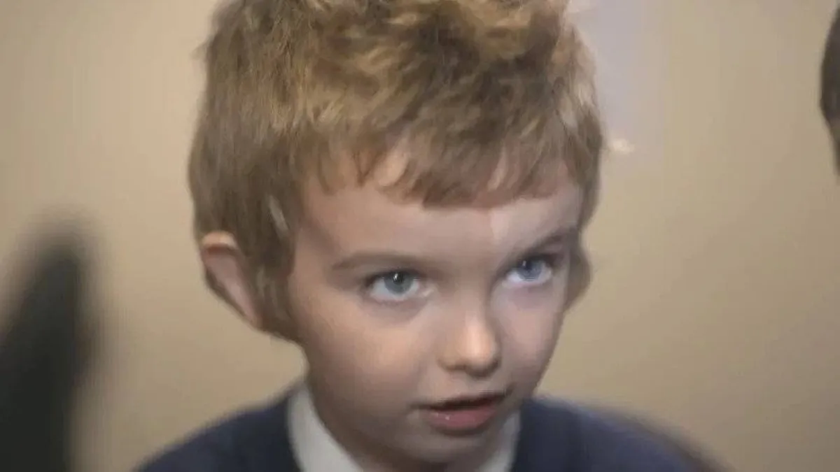 صورة الطفل آدم المصاب بالتوحد