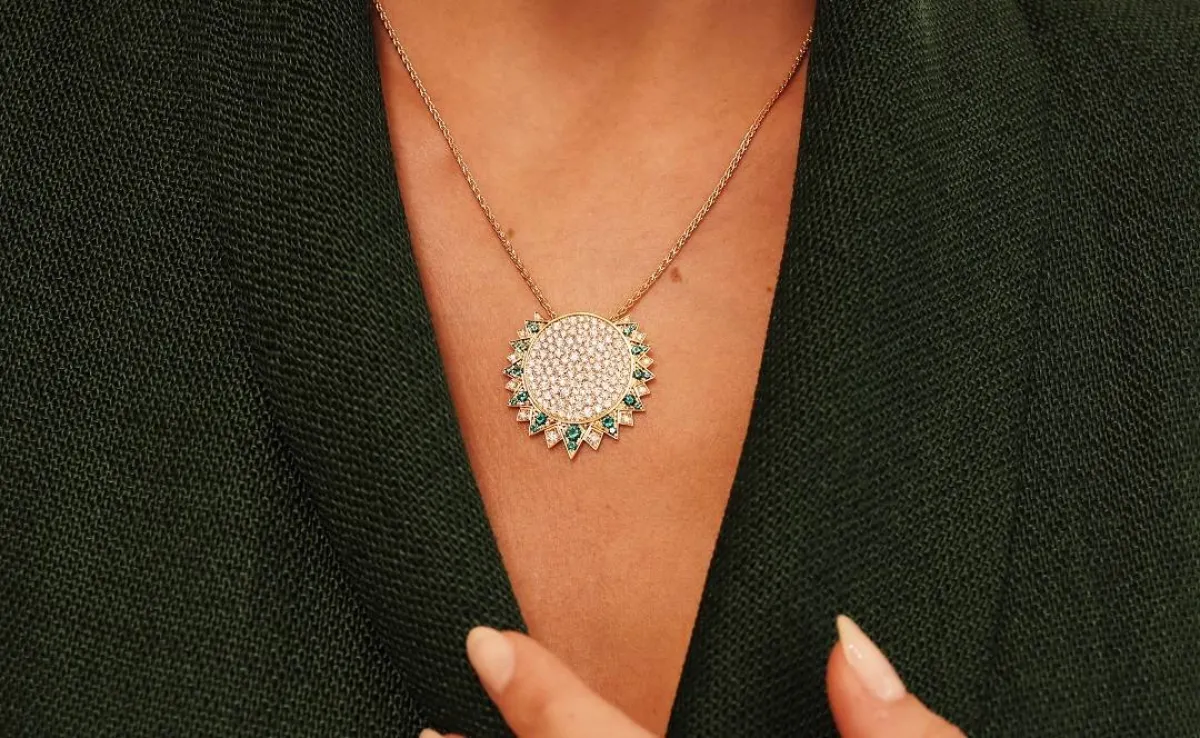 دار بياجيه PIAGET تسدل الستار عن قلادة  SUNLIGHT المميّزة والجديدة