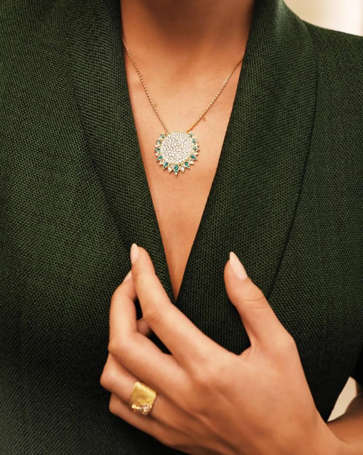 دار بياجيه PIAGET تسدل الستار عن قلادة  SUNLIGHT المميّزة والجديدة