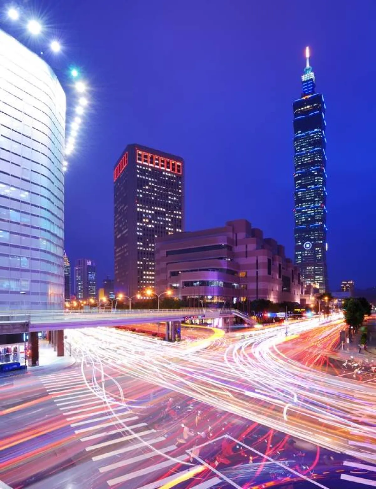 لقطة لبرج "تايبه 101" في الليل