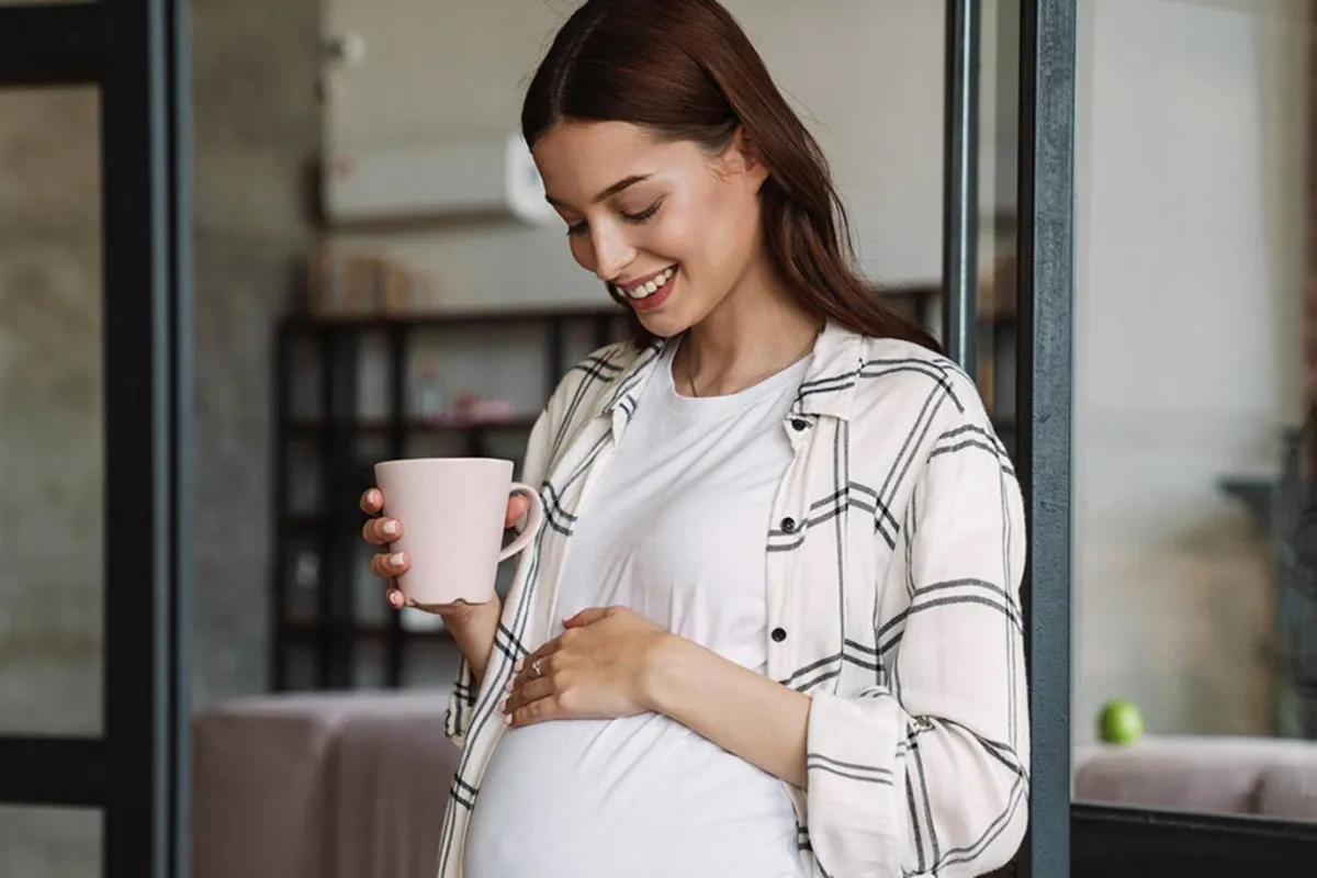 صورة لحامل تتناول مشروباً