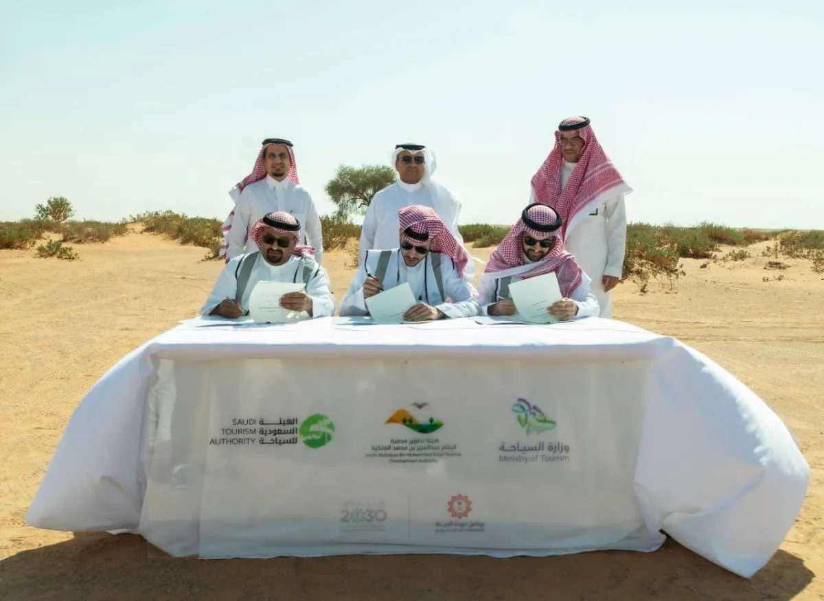 توقيع مذكرة تفاهم لدعم وتنمية السياحة البيئية - الصورة من حساب وزارة السياحة السعودية على تويتر