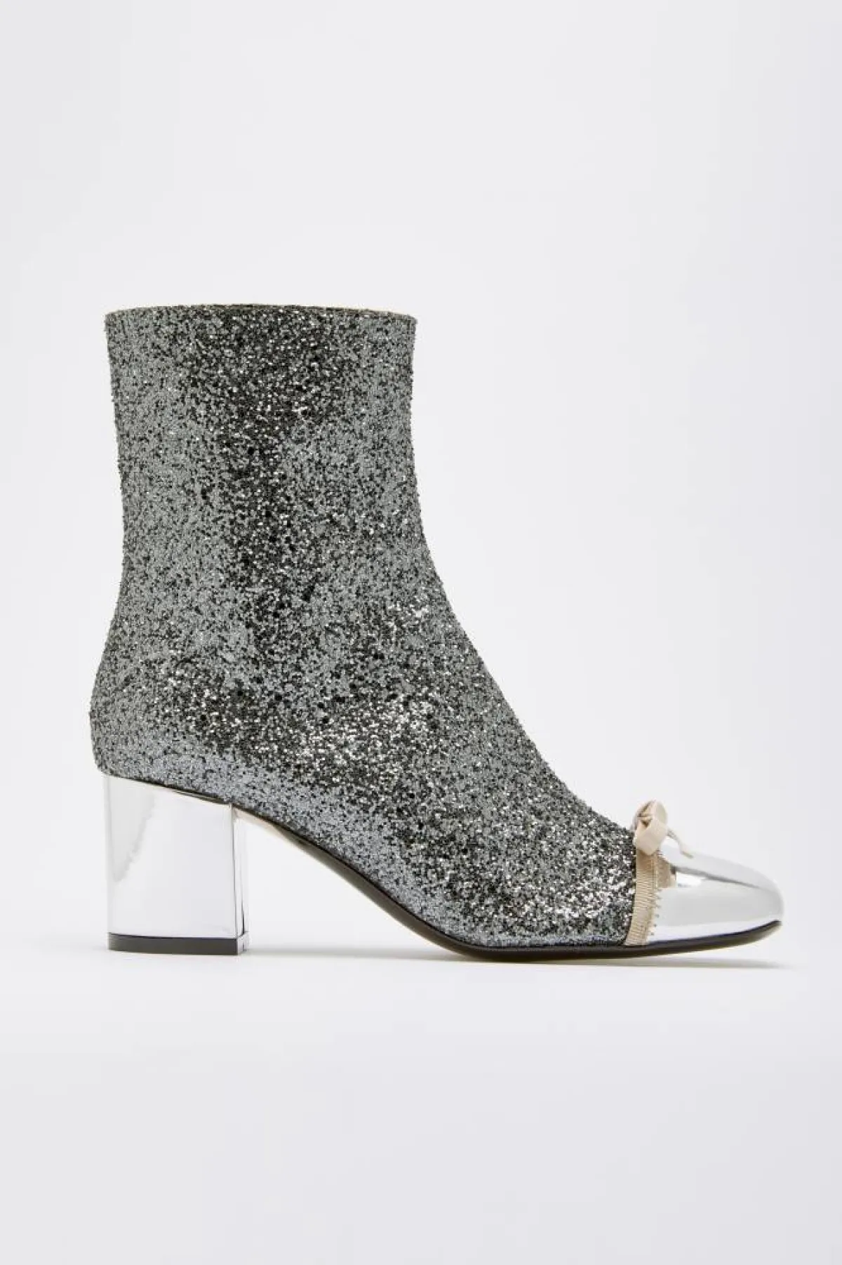 حذاء بكعب عالي باللون الفضي 