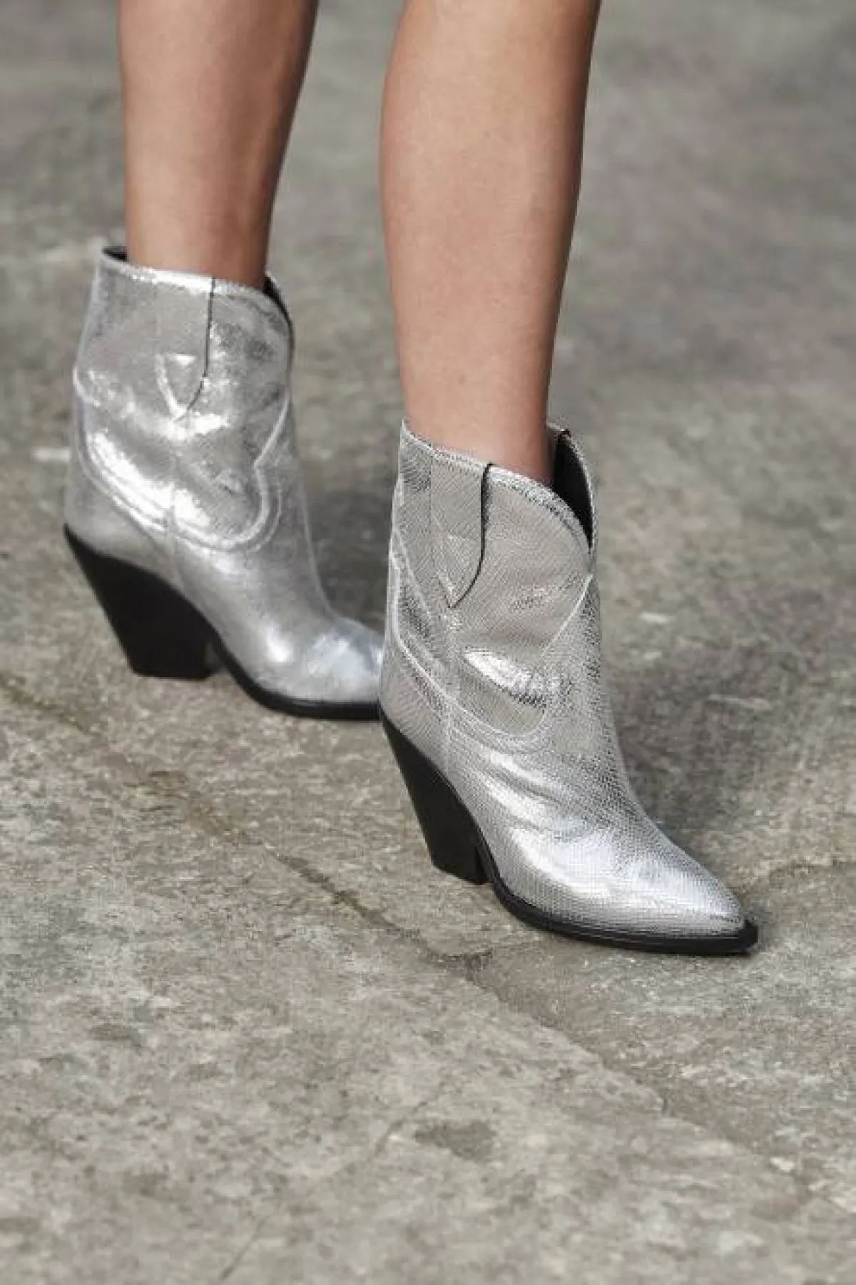 حذاء بكعب متوسط الطول  باللون الفضي 