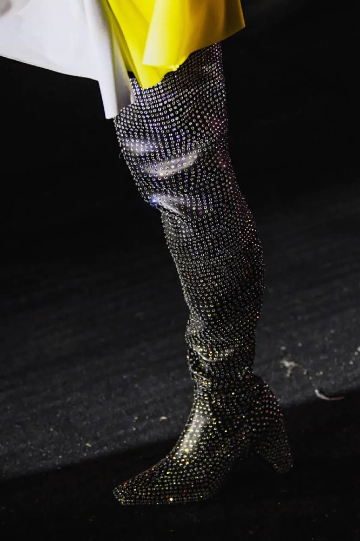 حذاء بكعب عريض باللون الفضي 