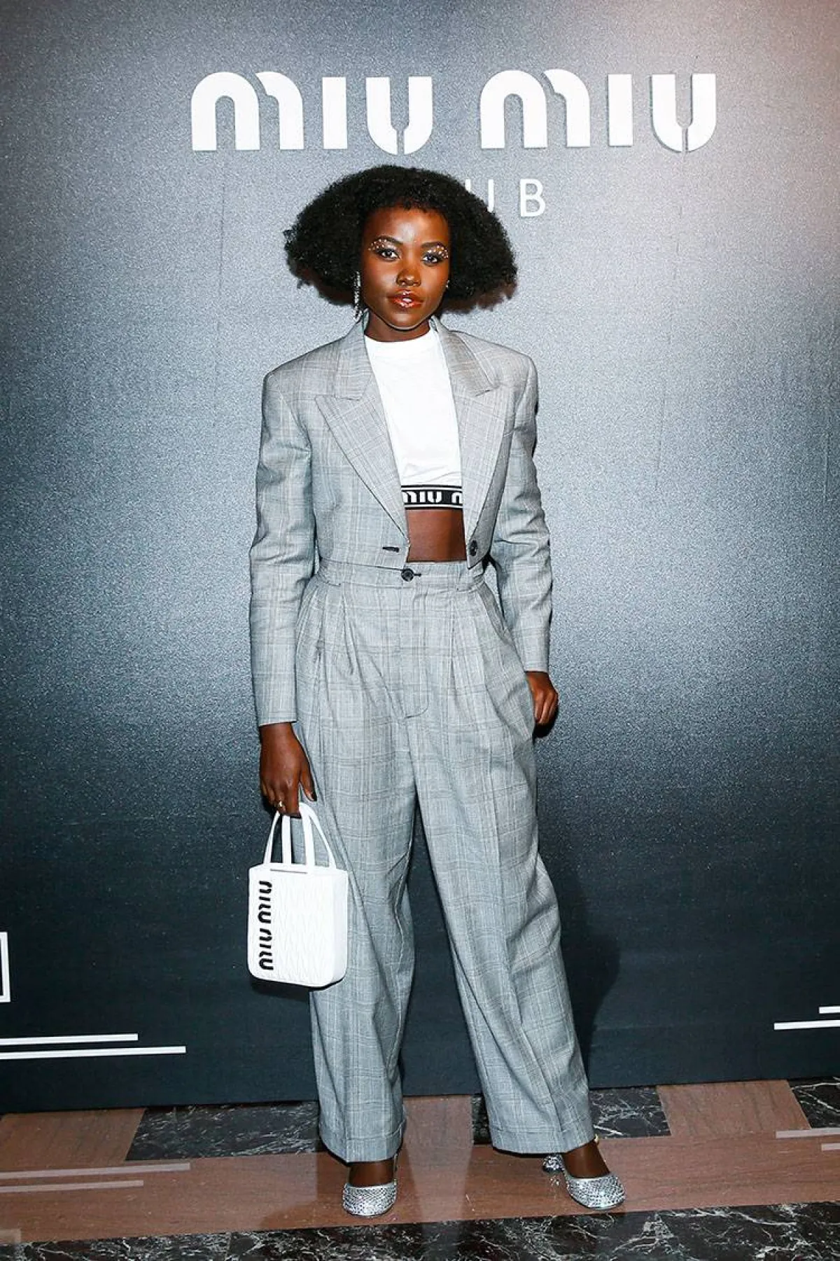 النجمات يرتدين البدلة