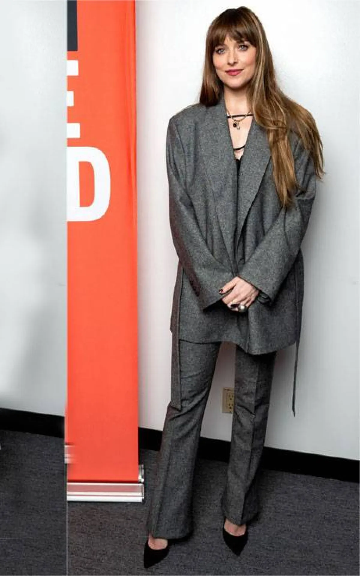 النجمات يرتدين البدلة