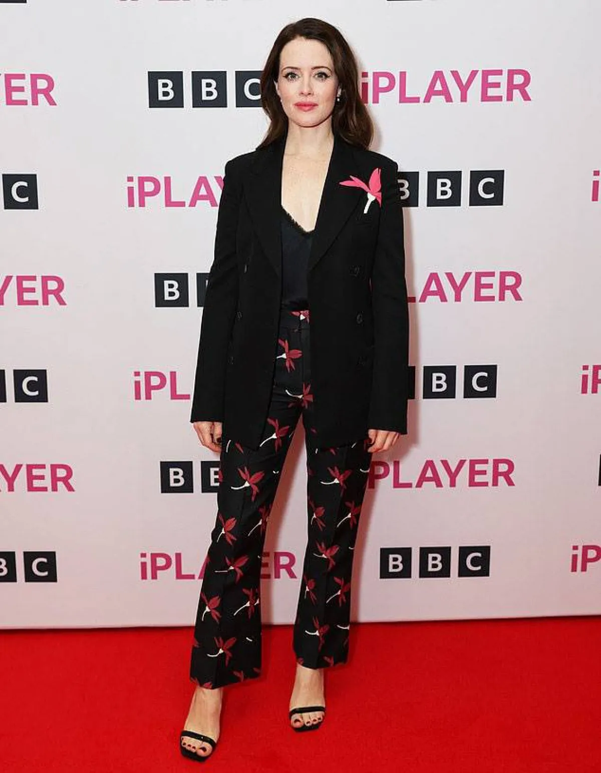 النجمات يرتدين البدلة