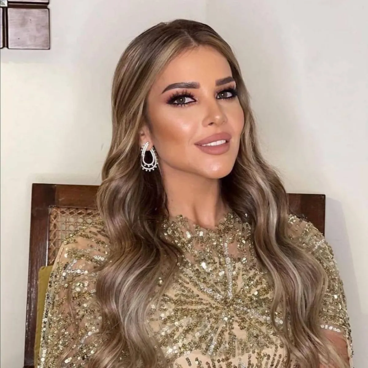 المذيعة نهى درويش -الصورة من حساب مجوهرات Cherif El Sirgany Joailliers على انستغرام