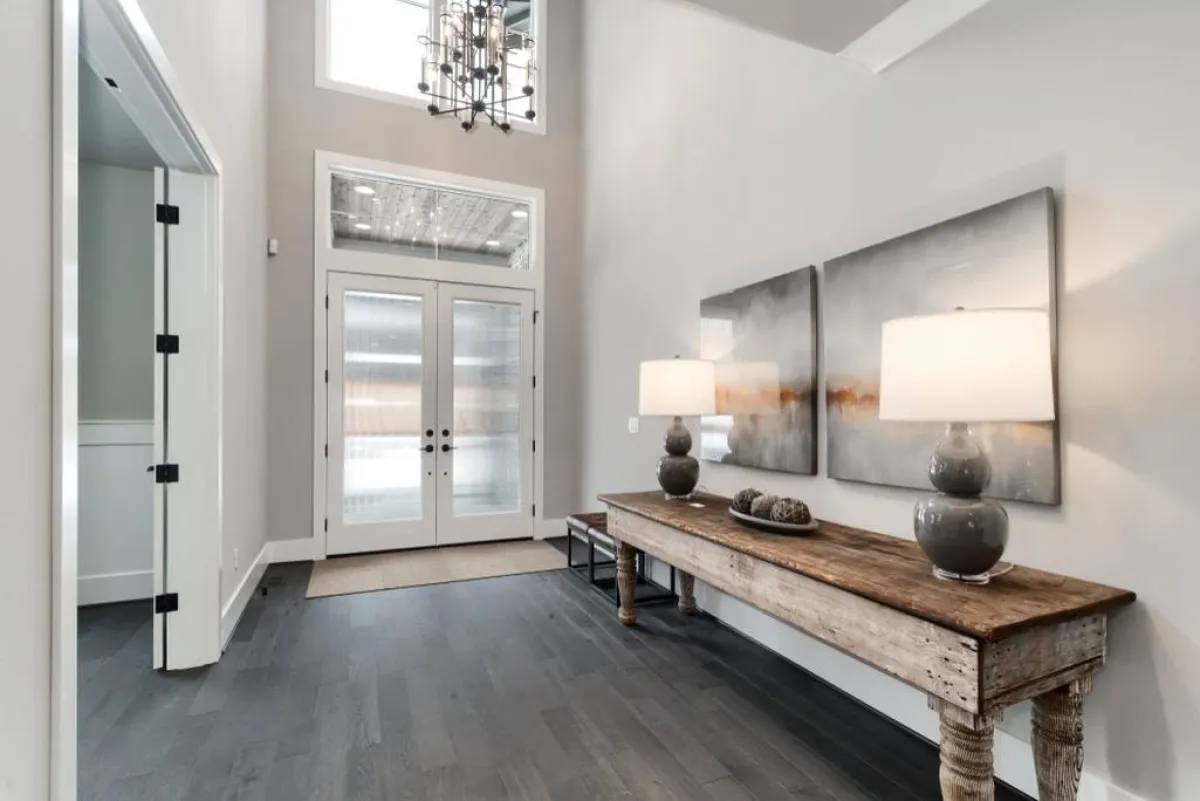 اللوحات ووحدات الإضاءة في المدخل