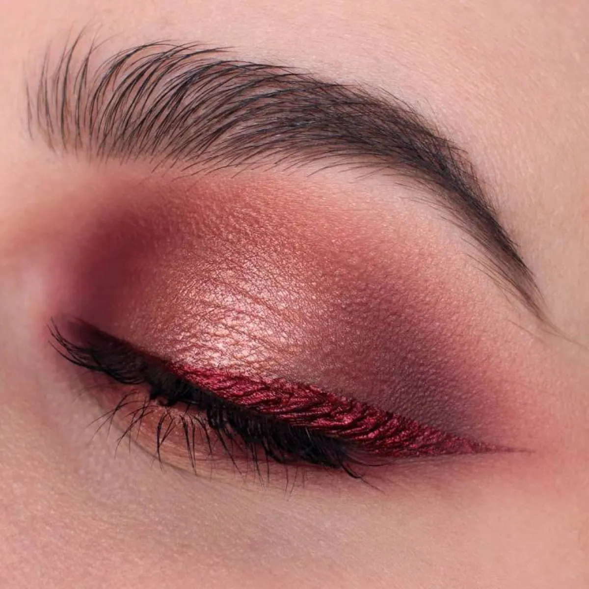 ايلاينر ملون