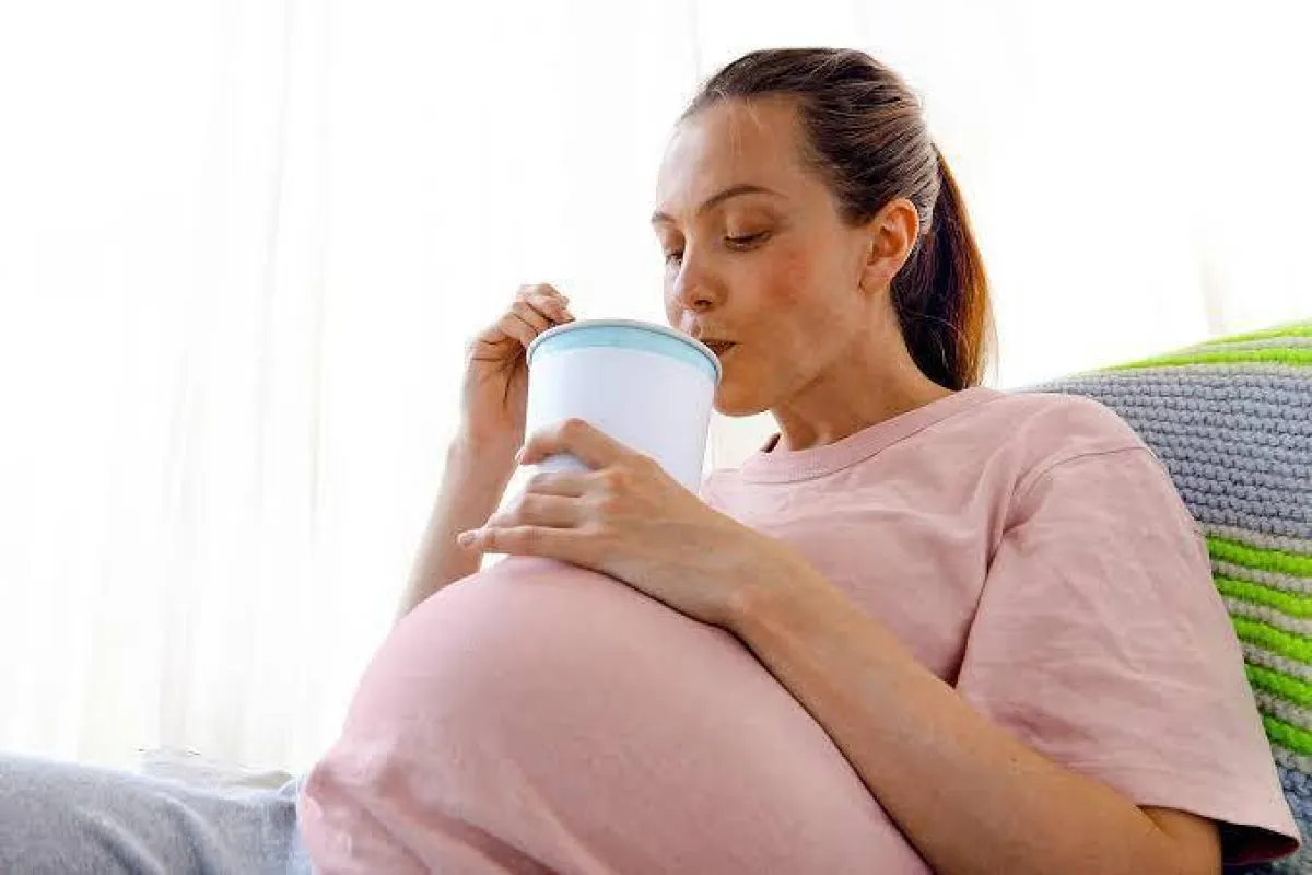 صورة لحامل تتناول الثلج