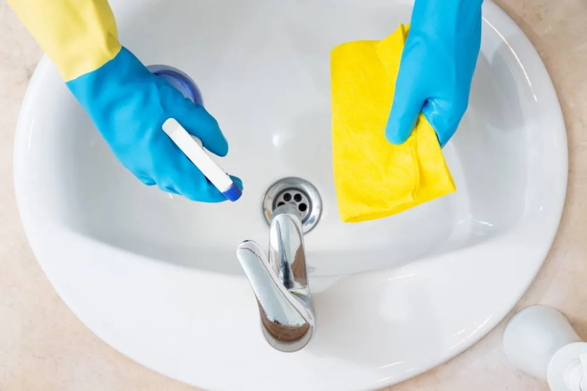 استخدام المنظفات المنزلية في تنظيف الحوض المبقع