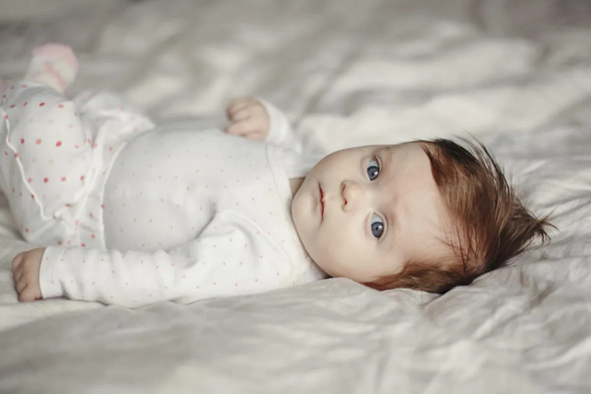 صورة لطفل يستلقي على ظهره