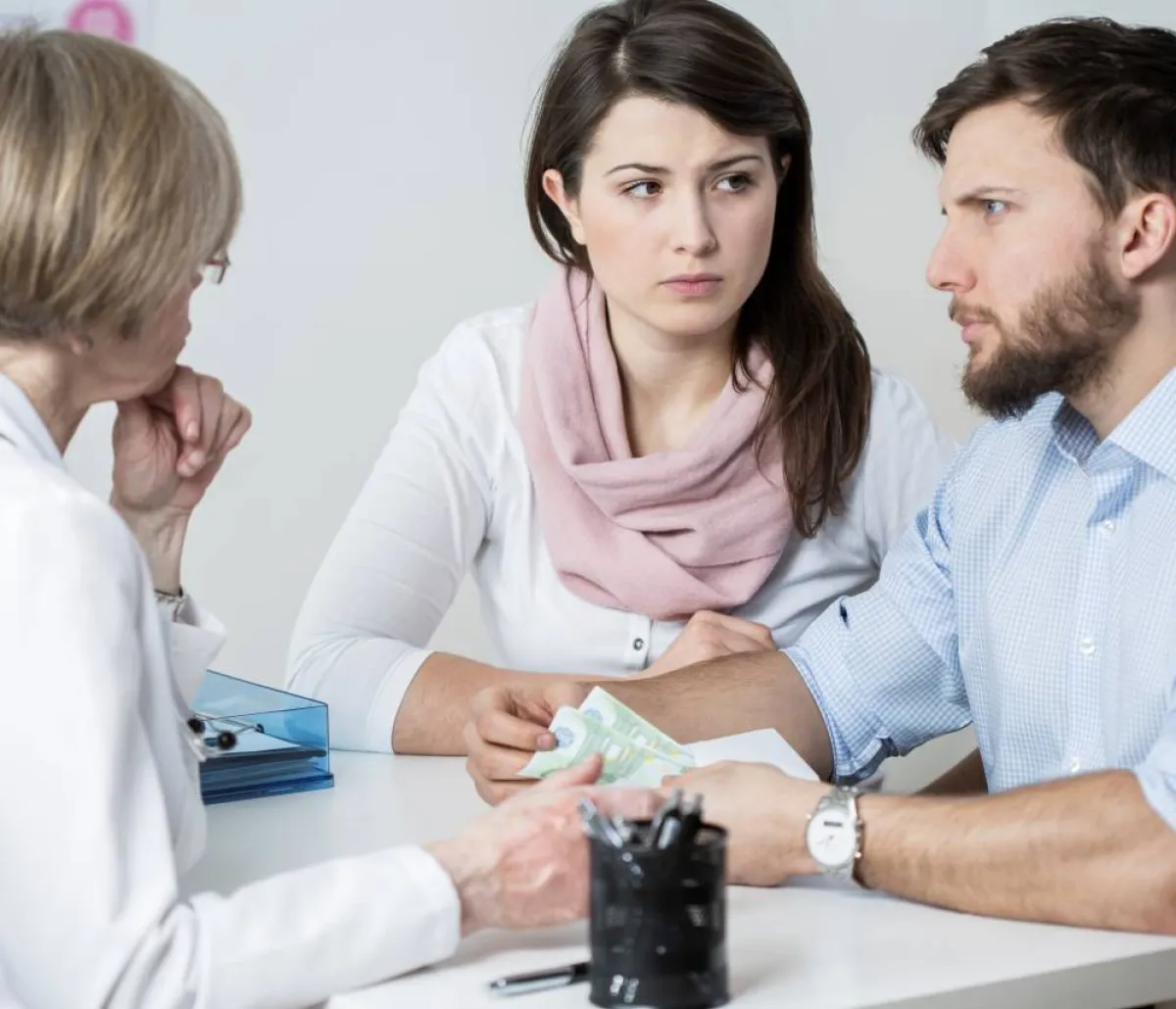 صورة زوجين عند الطبيبة