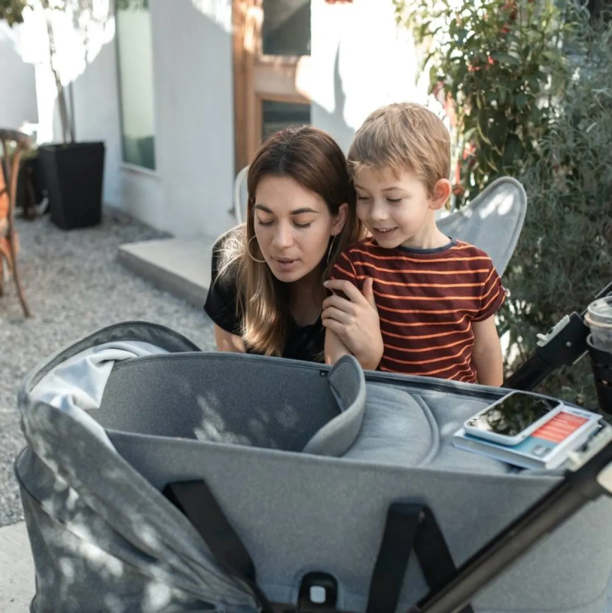 صورة لطفل وأمه والمولود