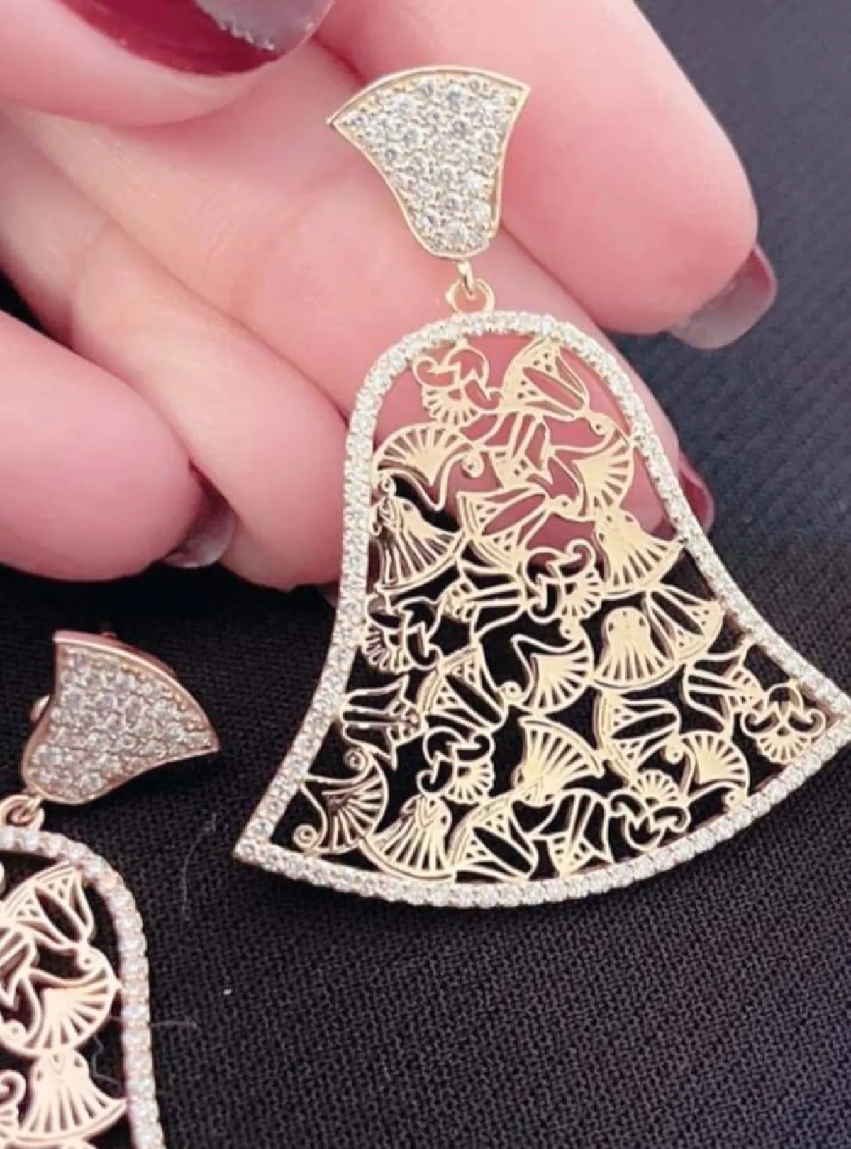 صورة ملتقطة من قصة شاركتها منسقة المظهر Rasha Mansour على انستغرام لأقراط مني زكي 